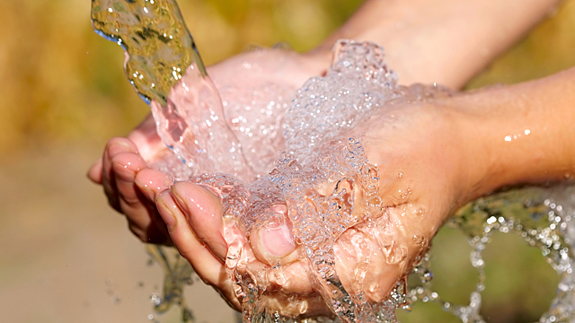 Попробуйте заговорить воду, если не помогают лекарства