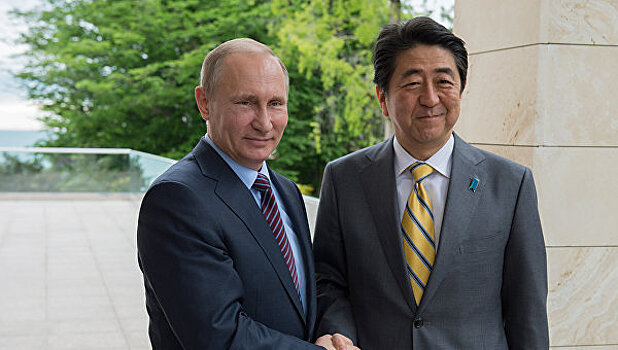 Путин во Владивостоке начал встречу с Абэ