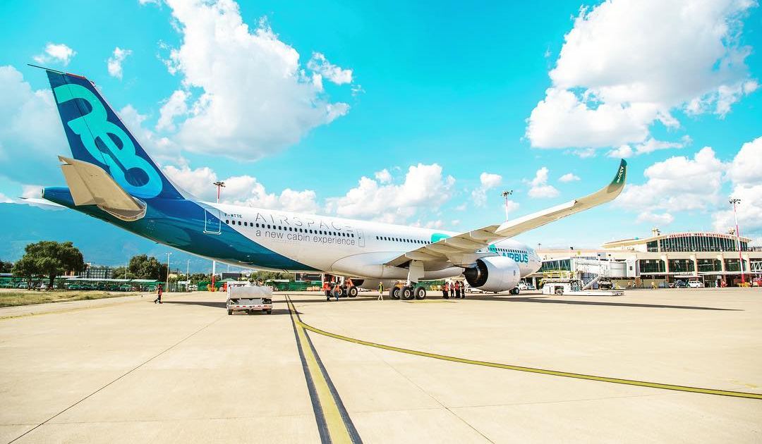 Лайнер загорелся в аэропорту Орландо в США