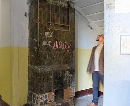«ГЭНГЪ» очистят печь в стиле модерн в парадной доходного дома Греховой