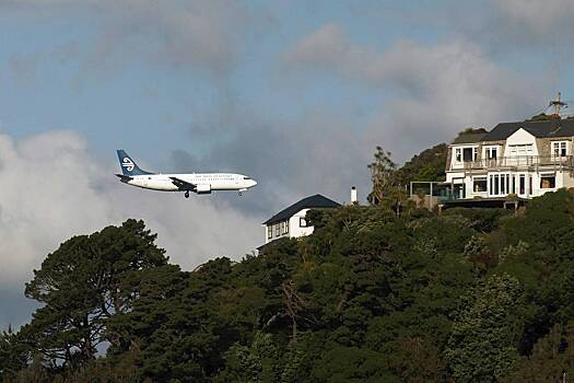 Пассажир самолета помочился в чашку и нарвался на штраф в 60 тысяч рублей