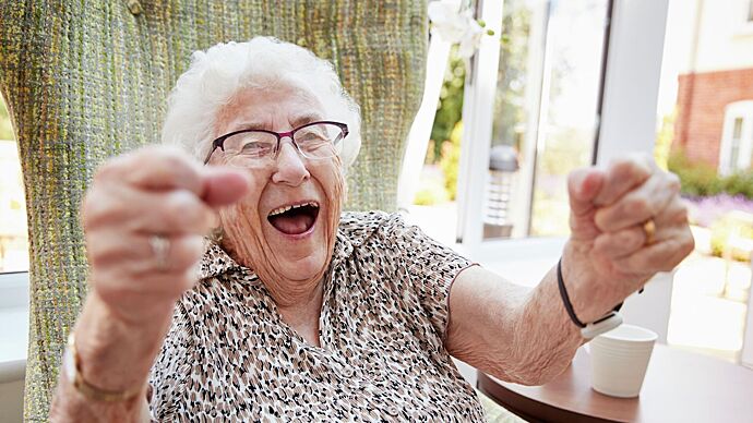 Ученые рассказали о влиянии юмора на самочувствие пожилых людей