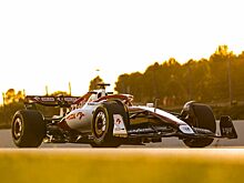 Alfa Romeo провела шейкдаун C42 в новой ливрее. Фото