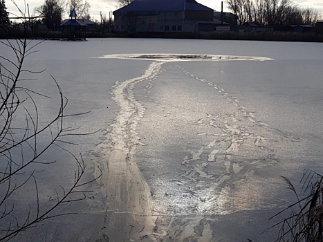 Двое школьников ушли под лед на реке Чаган в Оренбуржье