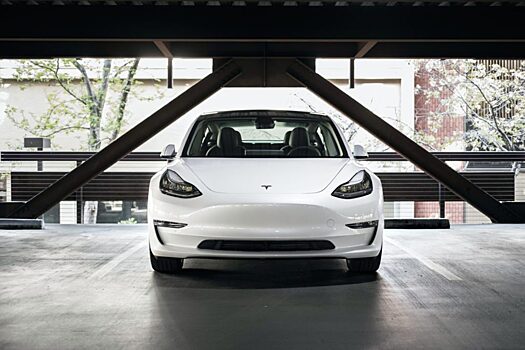 Новый электромобиль Tesla назвали небезопасным
