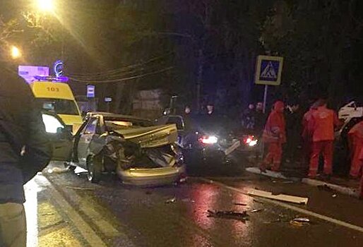 В Сочи в аварии столкнулись 4 автомобиля