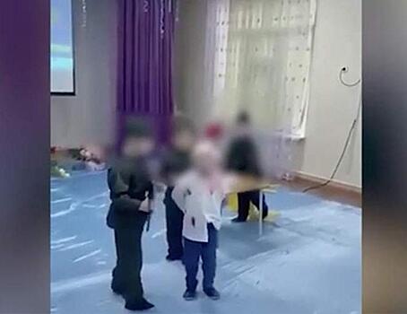 Историки и психологи оценили сценку с расстрелом студента, которую разыграли в казахстанском детсаду