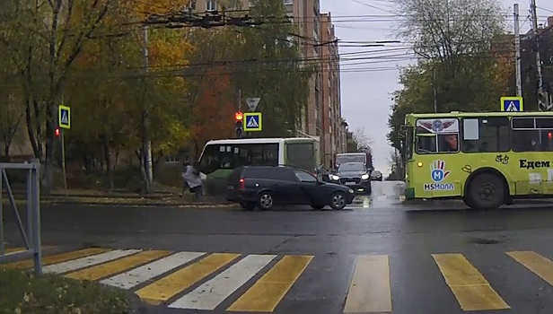 Маршрутка, вылетевшая на тротуар, сбила пешехода в Рязани. Видео