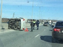 В Тюмени на объездной перевернулась иномарка