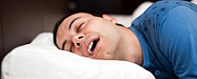 Реабилитолог Бондаренко подтвердил, что сон с запрокинутой головой очень вреден для организма