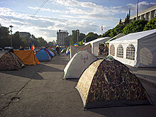 Городок митингующих в центре Кишинева разросся до ста палаток