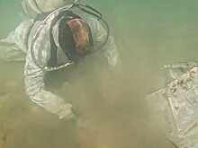 Около 300 тонн мазута осталось собрать водолазам на дне моря около Анапы