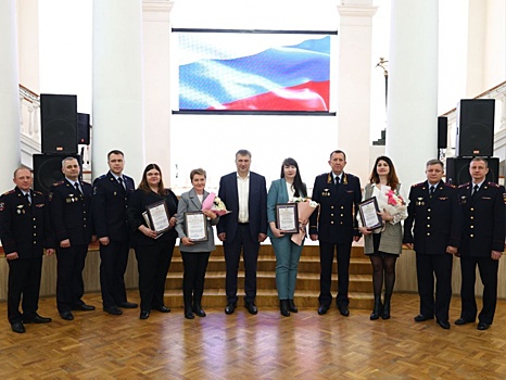 Работниц УИК в Дзержинске наградили за предотвращение поджога урны