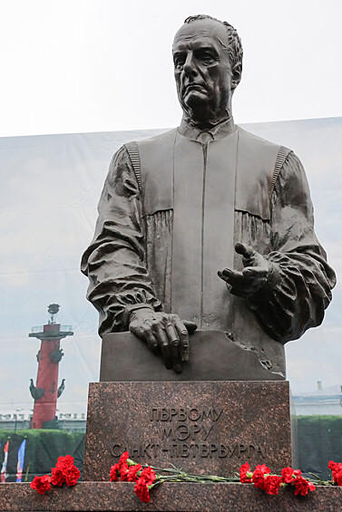 Памятник первому мэру Санкт-Петербурга Анатолию Собчаку на пересечении Большого проспекта и 26-й линии Васильевского острова, 2020 год