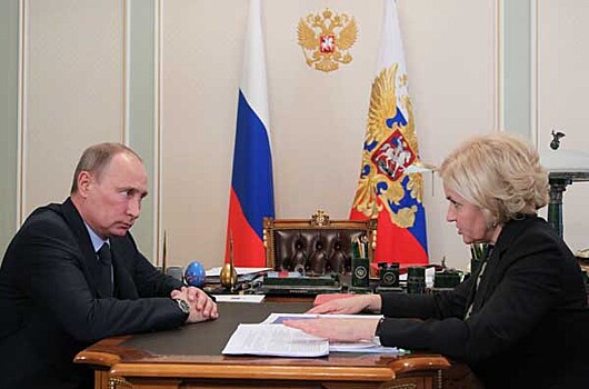 Президент РФ Владимир Путин и вице-премьер Ольга Голодец