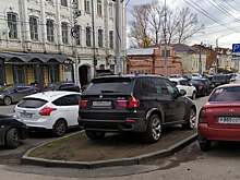 Рядом со зданием Росреестра в Саратове заметили автохама с номерами республики Дагестан