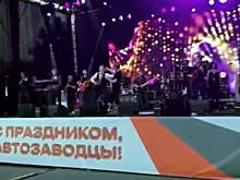 Леонид Агутин толкнул фаната, забравшегося на сцену во время выступления в Миассе