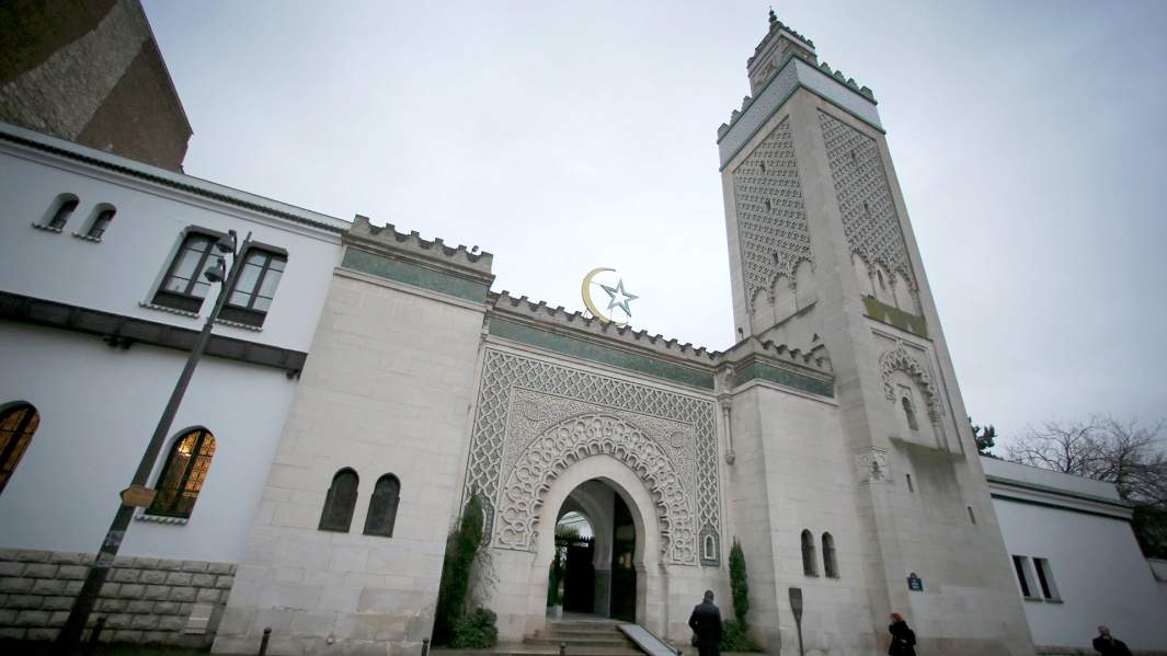 Во Франции на ворота мечети повесили голову и тушу кабана