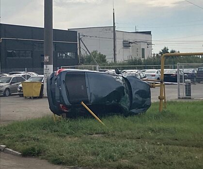 В Энгельсе водитель легкового автомобиля снёс газопровод