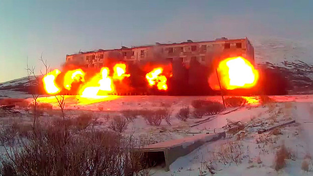 Военные ВВО сносят здание с помощью подрыва на Чукотке: видео