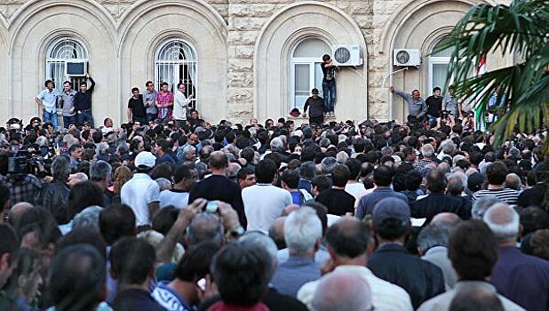 Митингующие ворвались к президенту Абхазии