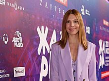 «Царица». Наталья Подольская снялась в мини-платье и парике