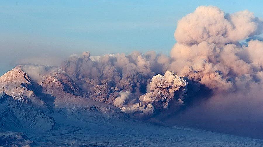 Вулкан на Курилах выбросил пепел на высоту 3 км