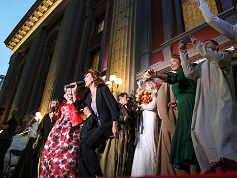 Артисты Театра Вахтангова закрыли сезон уличным праздником на Арбате