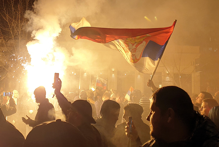 Сербия. Белград. Участники акции в поддержку России и Донбасса в центре города. Собравшиеся заявили о своей поддержке России, народу Донбасса, а также усилиям РФ по денацификации Украины