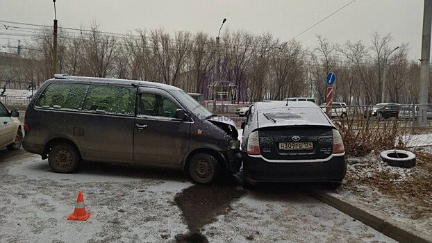 В Красноярске из-за водителя Nissan произошло ДТП с пострадавшим