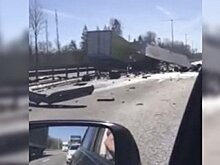 Грузовик с шампанским перевернулся на трассе Москва – Санкт-Петербург
