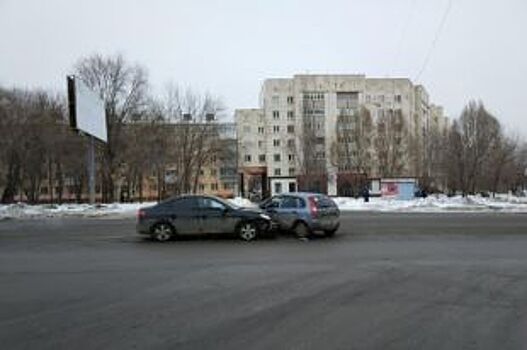 В Самаре, столкнувшись с Hyundai, пострадала управлявшая «Калиной» девушка