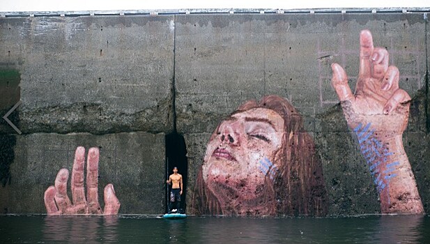 Художник Шон Йоро создал гигантскую роспись под водой