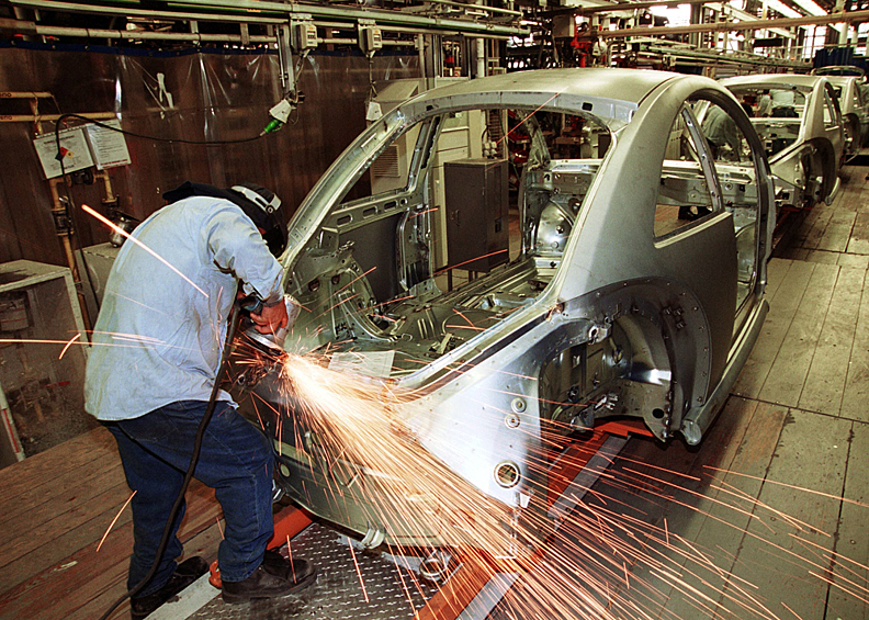 В том же году с фирмой Porsche был подписан контракт на разработку нового автомобиля. 5 февраля 1936 года фюрер объявил о начале производства Volkswagen Beetle.