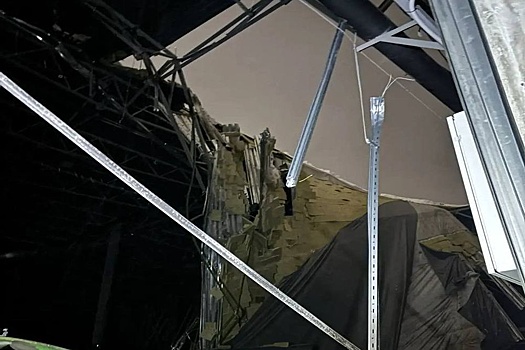 Три человека пострадали при обрушении крыши склада в Кузбассе