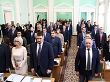 «Надели красный флаг на лицо, сопли туда мотаете» - омские депутаты-единороссы и коммунисты встретятся, ...