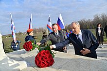 Губернатор Валерий Радаев возложил цветы к памятнику Юрия Гагарина