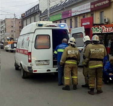 Легковушка сбила двух пешеходов на тротуаре