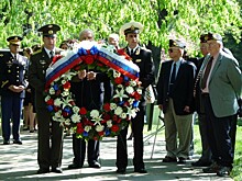 Российские и американские дипломаты возложили венки к мемориалу «Дух Эльбы»