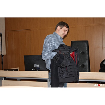«В карман невозможно положить пачку денег»: суд по делу Рыжука изучил куртку от Armani