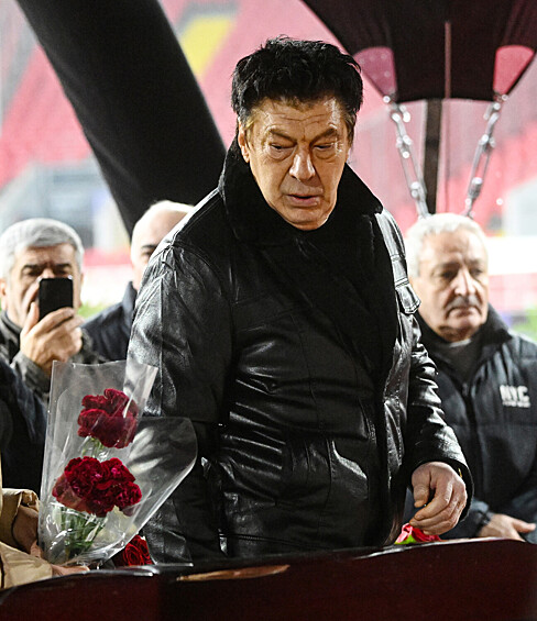 Экс-вратарь сборной СССР и «Спартака» Ринат Дасаев на церемонии прощания с олимпийским чемпионом 1956 года в составе сборной СССР по футболу Никитой Симоняном на стадионе «Лукойл Арена» в Москве, 27 ноября 2025 года