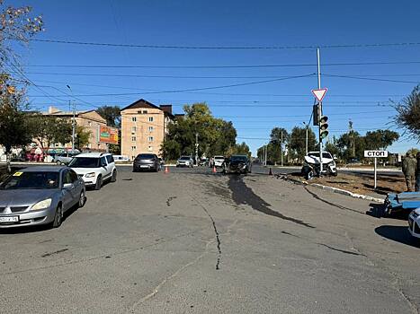 В Оренбурге на перекрестие Восточной и Гагарина столкнулись две иномарки