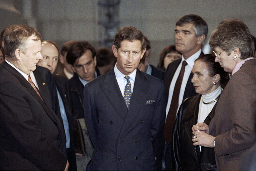 Наследник английского престола принц Чарльз (в центре), прибывший в Санкт-Петербург по официальному приглашению мэра города Анатолия Собчака (слева), в Петропавловской крепости, 1994 год