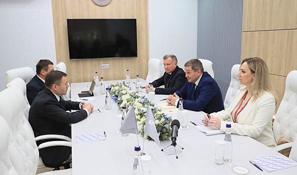 Андрей Бочаров провел рабочую встречу с Петром Фрадковым на ПМЭФ-2023