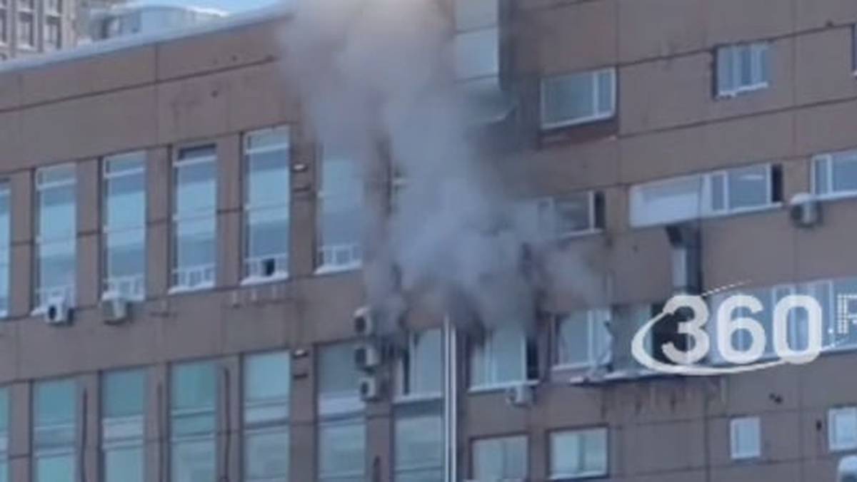 Эвакуировали 800 человек: спасатели потушили пожар в сауне на юге Москвы