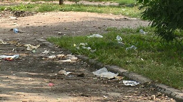 Улица Пролетарская покрылась ковром из мусора