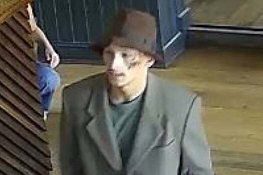 Неуловимого преступника заметили с друзьями в баре и не смогли поймать