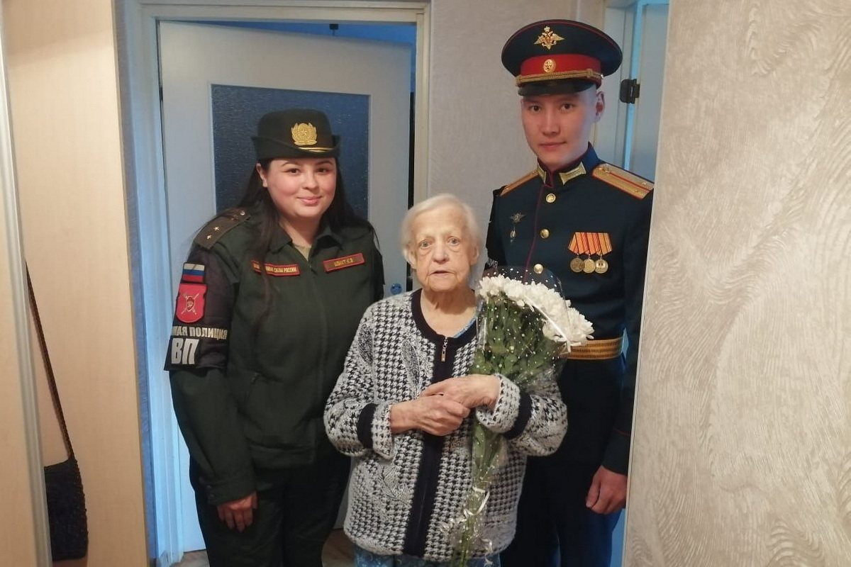 Военнослужащие военной полиции ЦВО навестили жительницу блокадного Ленинграда в Самарской области