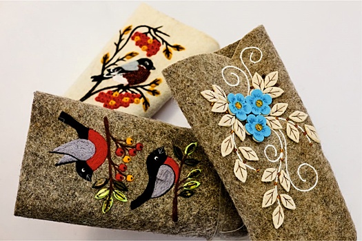 В Калининградской области впервые изготовили валенки с янтарем