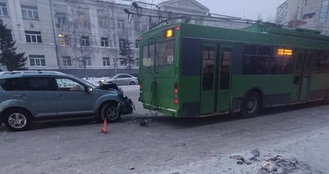 Иномарка врезалась в троллейбус на остановке в Новосибирске